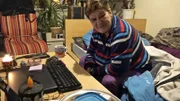 Regina freut sich riesig, weil der Einbau ihrer neuen Küche kurz bevorsteht.