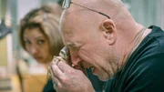 Goldheinz überprüft Schmuck.