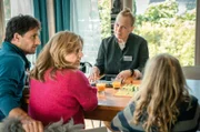 Maren Kroymann unterzieht in der neuen Folge eine Familie einer ganz besonderen Probe (v. L. n. R.: Oliver Mommsen, Nina Weniger, Maren Kroymann, Jonah Splettstößer).
