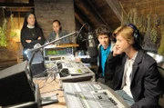 Die Kids sind begeistert von ihrem neuen Sender und den Kräutern (v.li.: Janina Hartwig, Laura Borlein, Timmy Raschdorf, Alessandro Sommer).