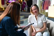 Isabelle (Ania Niedieck, r.) gelingt es mit Leichtigkeit, sich vor der Journalistin Annika Weber (Desiree Ogaj) ins beste Licht zu rücken.