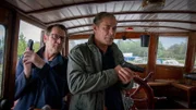 Lars und Finn wissen nicht, was sie auf dem Boot erwartet.