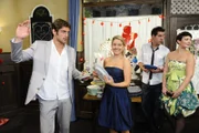 Während Anna (Jeanette Biedermann, 2.v.l.) und Jonas (Roy Peter Link, l.) letzte Vorbereitungen für ihre Hochzeit treffen, macht Katja auf gute Laune. Doch dann taucht sie in einem blutrot gefärbten Hochzeitskleid auf dem Polterabend auf und konfrontiert die geschockten Gäste mit ihrem Hass und ihrer Verzweiflung ..
