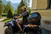 Clemens Brandner (Franz-Xaver Brückner), Katis Verlobter, fährt mit seinem Quad Speedster davon.
