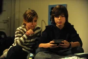 Felix vertraut Valentina seine Sorgen und Ängste an. Von links: Valentina Götz (Lilli Reulein) und Felix Kramer (Shayan Hartmann).