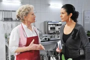 Hildegard (Antje Hagen, l.); Doris (Simone Ritscher, r.)