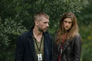 Lars Haaland (Nicolai Cleve Broch, l.); Alfhildr Enginsdottir (Krista Kosonen, r.)