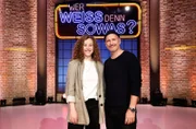 Treten bei "Wer weiß denn sowas?" als Kandidat:Innen an: Die Schauspielerin Klara Deutschmann (l.) und der Schauspieler Benno Fürmann (r.).