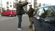 Ein Auffahrunfall, den Michael (re.) beim Ausparken hatte, hat glücklicherweise nur die zwei involvierten Fahrzeuge beschädigt. Da beide Fahrer rückwärtsgefahren sind, ist die Schuldfrage noch zu klären. Nachbar Elvis rät, alles gut zu dokumentieren.
