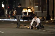 Kate Joyner (Sienna Guillory, M.), die durch eine Explosion schwer verletzt wurde, ringt mit ihrem Leben. Hotch (Thomas Gibson, r.) versucht alles, um sie zu retten.