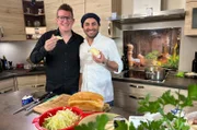 Tim Biebighäuser-Becker (li.) und Profi-Koch Ali Güngörmüs.