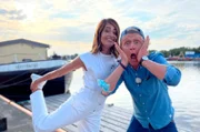 Linda Zervakis alias L-Zetti erzählt in einem nervenschockenden Interview mit Pierre M. Krause alles über ihren Wechsel zu ProSieben und die harte Schule bei ihrer Mutter im Kiosk. Vorab geraten beide unter die Fittiche von Lindas Hof-Fotografin Elissavet Patrikiou und knipsen in schönster Hafen-Atmosphäre täuschend echte Paparazzi-Pics.