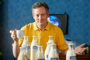 Pflanzendrinks sind im Trend und im Café bestellen viele inzwischen selbstverständlich Hafer-, Soja- oder Erbsenalternativen für ihren Kaffee. Das scheint auch gut fürs Klima zu sein: Doch es lohnt sich ein genauer Blick auf Wasser- und Flächenverbrauch, CO2-Fußabdruck und Transportwege. Welche Unterschiede sich bei genauer Betrachtung auftun, zeigt Eckart von Hirschhausen in „Wissen vor acht – Erde“.