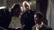 Die beiden ehemaligen KGB-Agenten Sergei Kubichek (Dirkan Tulaine, l.) und Ivan (Jason Douglas, M.) sind auf der Suche nach geheimen Artefakten. Doch Flynn Carson (Noah Wyle) will nicht, dasss diese in falsche Hände fallen.