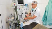 In einer außergewöhnlichen OP will Dr. Tobias Neuberger Marlas Bein richten.