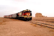 Der Wüstenexpress, von einer Diesellok gezogen durchstreift er auf einsamen Schienensträngen die unberührte Landschaft entlang der algerischen Grenze.