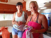 Mutter und tochter auf Camping-Tour: Carola (l.) und Nicki.