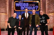 Moderator Kai Pflaume und seine Rateteam-Kapitäne Bernhard Hoëcker und Elton begrüßen in dieser Sendung die Schauspielerin und Regisseurin Katharina Thalbach und den Schauspieler Devid Striesow.