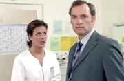 Peinlich für Krankenschwester Hanni Rogler (Marianna Linden) das Klinikchef Dr. Jan Stöber (Mark Kuhn) durchaus über ihr Verhältnis mit dem Stationsarzt Dr. Lager informiert war.