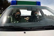 Revierleiter Girwidz (Michael Brandner) und Franz Hubert (Christian Tramitz) auf dem Weg zu ihrem Gefahreneinsatz. Was wohl passiert ist?
