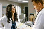 Dr. Cox (John C. McGinley, r.) ist genervt, und zwar von der neuen Chefärztin Dr. Maddox (Courteney Cox, l.), denn er verdächtigt sie, sich nicht an den Bedürfnissen der Patienten zu orientieren, sondern allein am finanziellen Wohl der Klinik ...