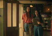 Audrey (Eve Midgley, l.) und Addie (Lola Blue) recherchieren nach einem guten Ereignis aus Junipers Vergangenheit. Das soll das Thema für das Gemeindefest werden, das als Ersatz für das Gründerfest stattfinden soll.