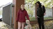 Für Jasmin und Maik sieht es finanziell nicht gut aus, so dass die beiden sich gezwungen sehen, zur Tafel zu gehen...