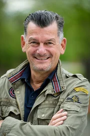 Bei "Schrauben, S&auml;gen, Siegen - die Heimwerkerschlacht" treten jede Woche f&uuml;nf ambitionierte Heimwerker-Paare gegeneinander an. Unterst&uuml;tzung erhalten sie dabei von "Handwerker-K&ouml;nig" Mark K&uuml;hler.