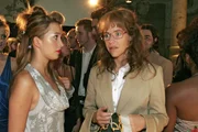 Hannah (Laura Osswald, l.) hat keine guten Nachrichten für Lisa (Alexandra Neldel, r.): Die Präsentation ist in Gefahr ...