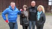 Trödelexperte Otto Schulte (li.) mit Vanessa, Heiko und Marion (re.)