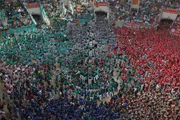 Die Castellers de Sabadell bauen einen menschlichen Turm beim Concurs de Castells-Wettbewerb in Tarragona, Spanien.