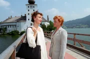 "Schlosshotel Orth", "Bis dass der Tod euch scheidet." Das ganze Hotel ist mit den Vorbereitungen für die Hochzeit von Sissy und Georg beschäftigt. Schon seit vielen Jahren ist Gmunden heimlicher Treffpunkt von Ronald und Julia. Doch dieses Jahr läuft alles etwas anders, denn Ronald hat einen Autounfall und ist schwer verletzt. Bald darauf reist seine Frau Elisabeth an. Im Bild (v.li.): Ilona Grübel (Julia Freund), Gertraud Jesserer (Elisabeth Leidenberg).
