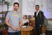 Paco (Milos Vukovic, l.) erfährt wenig erfreut von Ringos Unterstützung für Brittas Pläne. Rechts Benedikt (Jens Hajek), hinten Gunnar (Paul Cless)