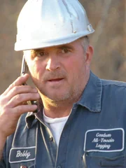 Bobby Goodson erhält Nachrichten am Telefon.
