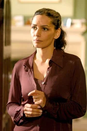 Catherine Linn (Sasha Behar) macht sich Sorgen um ihren Gatten, der seit einiger Zeit spurlos verschwunden ist.