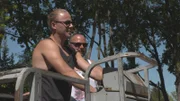L-R: William und Tobias auf Hebebühne.