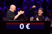 Rateteam-Kapitän Bernhard Hoëcker (l.) mit der Schauspielerin und Regisseurin Katharina Thalbach (r.).