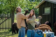 Die freiberufliche Tierärztin Dr. Susanne Mertens (Elisabeth Lanz, r.) ist auch als mobile Tierärztin im Einsatz. Mike Redmann (Matthias Komm, l.), der Besitzer einer Alpakafarm, braucht ihre Hilfe.