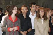 Mariella (Bianca Hein, l.), Jürgen (Oliver Bokern, 2.v.l.), David (Mathis Künzler, 2.v.r.) und Lisa (Alexandra Neldel, r.) blicken sich aufgeregt um - jetzt kann die Präsentation losgehen! (Dieses Foto von Alexandra Neldel darf nur in Zusammenhang mit der Berichterstattung über die Serie "Verliebt in Berlin" veröffentlicht und verbreitet werden.)