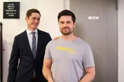 Ringo (Timothy Boldt, l.) versichert Paco (Milos Vukovic), Britta aus dem Rennen geworfen zu haben.