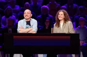 Rateteam-Kapitän Bernhard Hoëcker (l.) und die Schauspielerin Klara Deutschmann (r.) bilden ein Rateteam.
