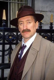 Chief-Inspector Japp (Philip Jackson).