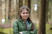 Leo (Phillis Lara Lau) verbringt die letzten Stunden vor Abreise im Wald.