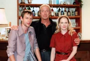 (v.li.): Sebastian Rudolph (Enno Hallberg), Ulrich Pleitgen (Konstantin Hallberg), Theresa Hübchen (Elisabeth).