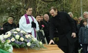 Den Lansingern fällt der Abschied schwer. Von links: Pfarrer Steiger (Ben Akkaya), Monika Vogl (Christine Reimer), Gregor Brunner (Holger M. Wilhelm), Joseph Brunner (Wilhelm Manske) und Felix Kramer (Shayan Hartmann).