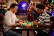Max (Cheyenne Jackson, l.); Carter (Julian Gant, r.)