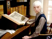 Professor Gold (Anna Massey) hat den Verdacht, dass einige ihrer ehemaligen Studenten ein dunkles Geheimnis mit sich herumtragen