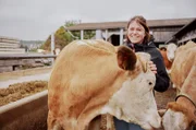 Gastgeberin Monja Oechsle hatte ursprünglich keinen Bezug zur Landwirtschaft. Doch dann traf die gelernte Bürokauffrau ihren Traummann, einen Milchbauern, für den sie "umschulte". Mittlerweile ist sie die Chefin im Stall und kann sich ein Leben ohne Tiere nicht mehr vorstellen.