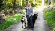 Nicole Berchtold mit den Geissen Big Joe und Lucky auf Wanderschaft