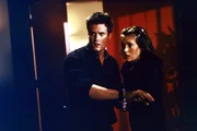 Andy (T. W. King, l.) will Phoebe (Alyssa Milano, r.) in Sicherheit bringen ...